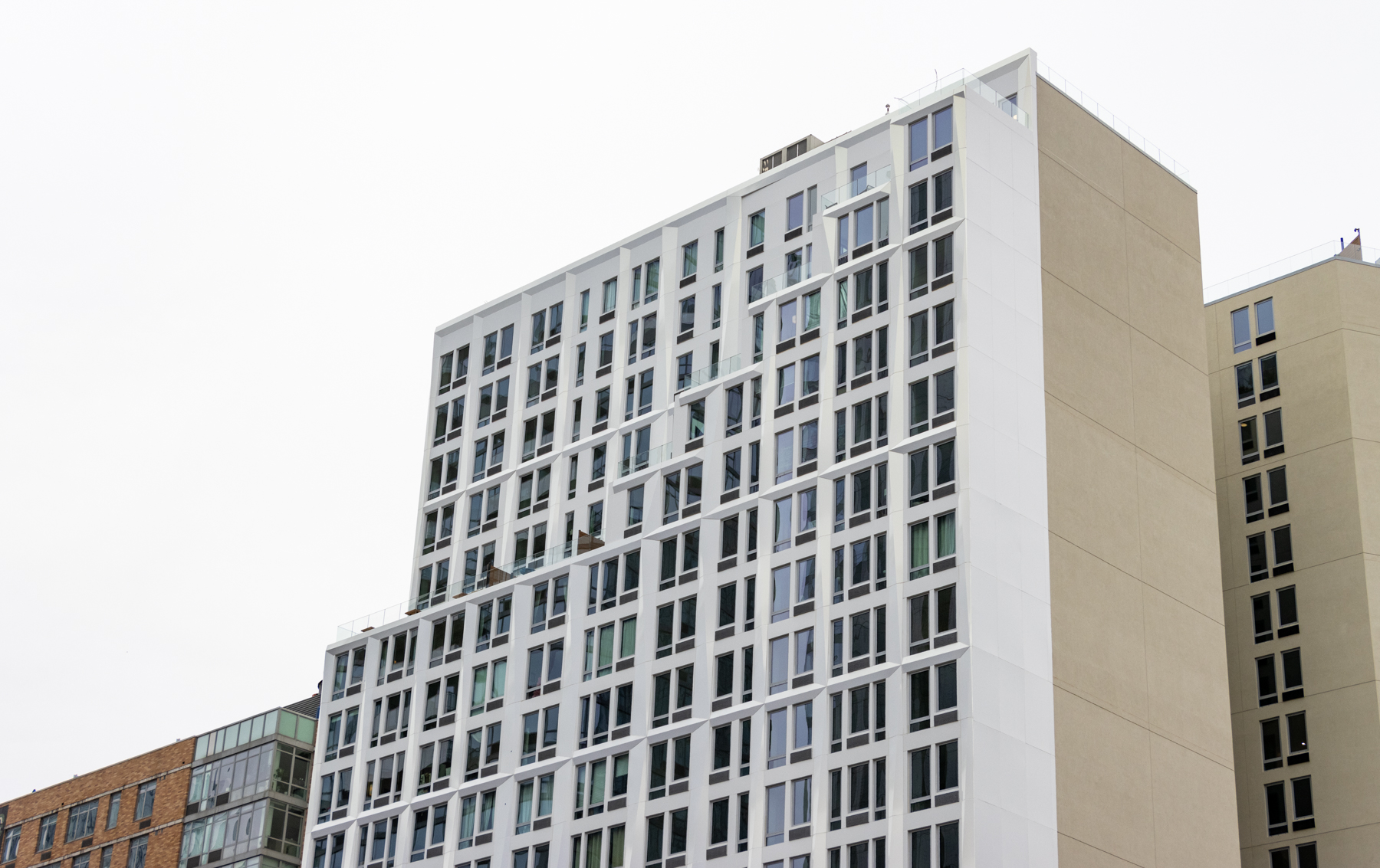 brooklyn - residential building with a white facade at 99 fleet place