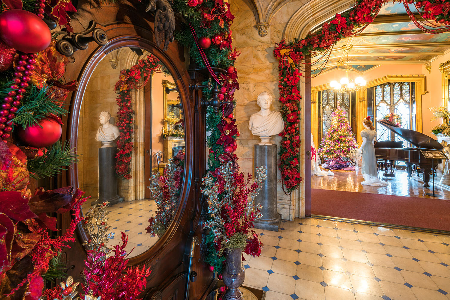 lyndhurst - holiday decorations in the historic site