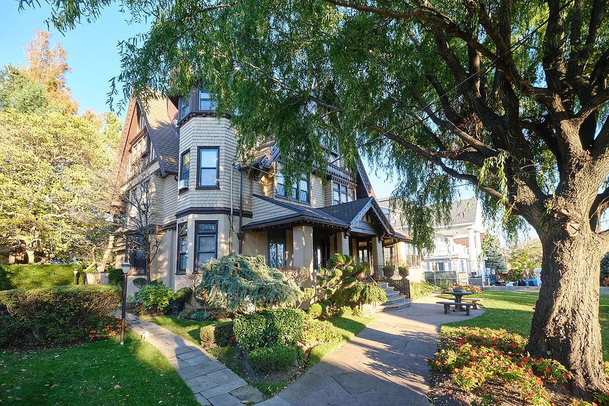 exterior showing front porch and side yard