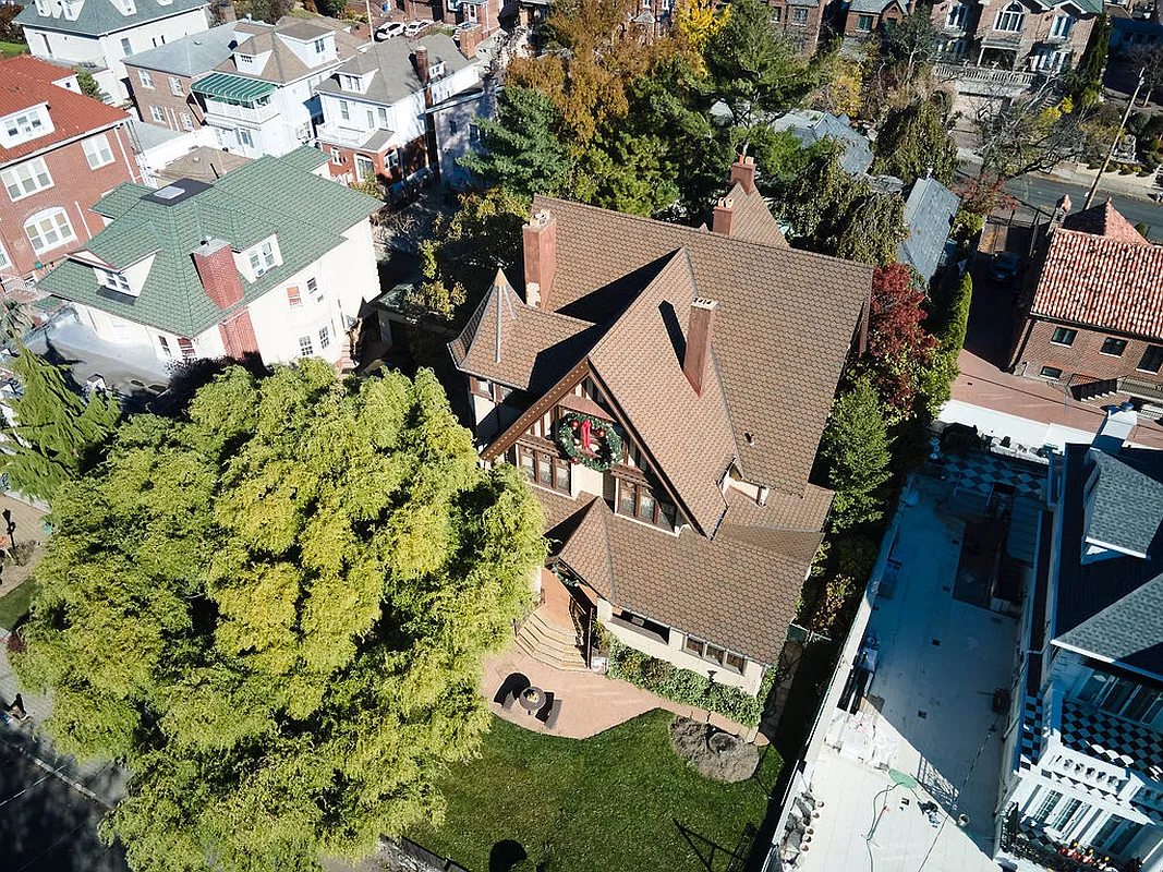 aerial view showing the house with a wreath on the front door